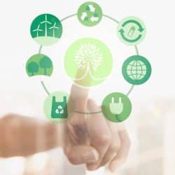 Engagement environnemental et symboles RSE – mains tenant des pancartes éco-responsables.