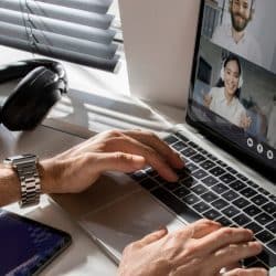 Personne suivant une réunion ou formation en ligne – illustration du télétravail dans un cadre flexible