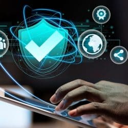 Contrôle qualité et conformité RGPD – professionnel interagissant avec des données numériques.