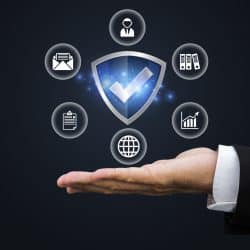 Professionnel utilisant une interface numérique – illustration de la conformité RGPD comme levier de confiance et d’optimisation NIS2