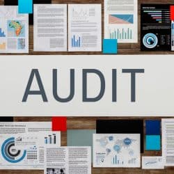 Bureau avec rapport d’audit en cours – illustration d’une évaluation de conformité RGPD