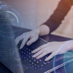 Personne travaillant sur ordinateur – illustration de la gestion technique de la conformité RGPD par un DPO