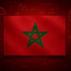 Drapeau du Maroc sur fond numérique rouge avec icônes de sécurité des données et de transformation digitale