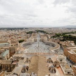 Place Saint-Pierre au Vatican vue du ciel, illustrant les grands rassemblements religieux. Protéger les données personnelles pendant les pèlerinages